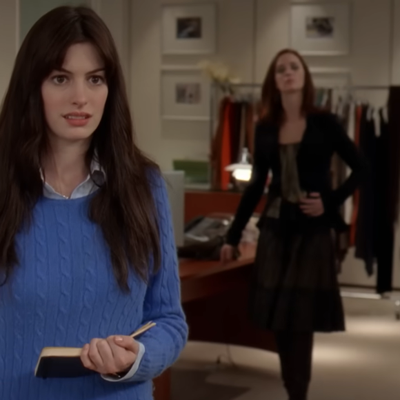 Entre ironia e elegância, Meryl Streep revive, em 2026, o lendário suéter azul cerúleo usado por Anne Hathaway no filme de 2006 'O Diabo Veste Prada', provando que estilo e influência continuam mais atuais do que nunca