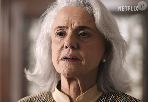 Especialista em cabelos brancos, Beatriz Patón explica que os fios grisalhos precisam de cuidados, mas não de uma rotina cheia de produtos, já que o excesso pode reduzir a luminosidade e deixar o branco com aspecto opaco