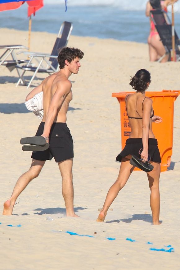 Casal internacional curte clima de verão no Rio de Janeiro em meio a beijos e carinho