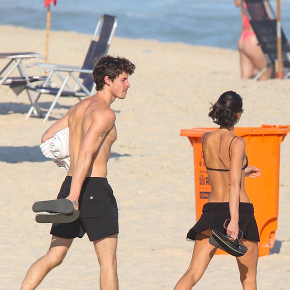 Casal internacional curte clima de verão no Rio de Janeiro em meio a beijos e carinho