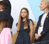 Charlotte surgiu com um visual que prestava uma homenagem sutil e fashionista ao estilo icônico de sua mãe, a princesa Kate Middleton