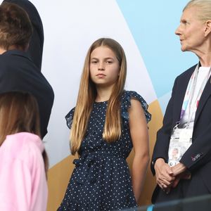 Charlotte surgiu com um visual que prestava uma homenagem sutil e fashionista ao estilo icônico de sua mãe, a princesa Kate Middleton