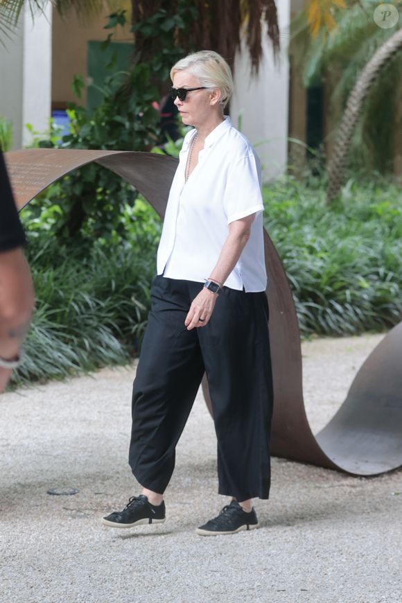 Corpo de Dennis Carvalho foi velado por Julia Lemmertz em cemitério do Rio