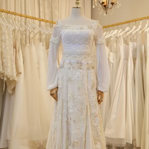 Segundo vestido de noiva de Ana Maria Braga é inspirado no local da cerimônia, que traz uma capela com imagens de santos, presentes de fãs, e vitrais inspirados na Sagrada Família