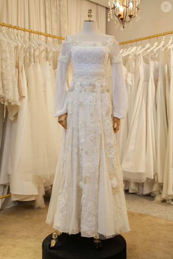 Segundo vestido de noiva de Ana Maria Braga é inspirado no local da cerimônia, que traz uma capela com imagens de santos, presentes de fãs, e vitrais inspirados na Sagrada Família
