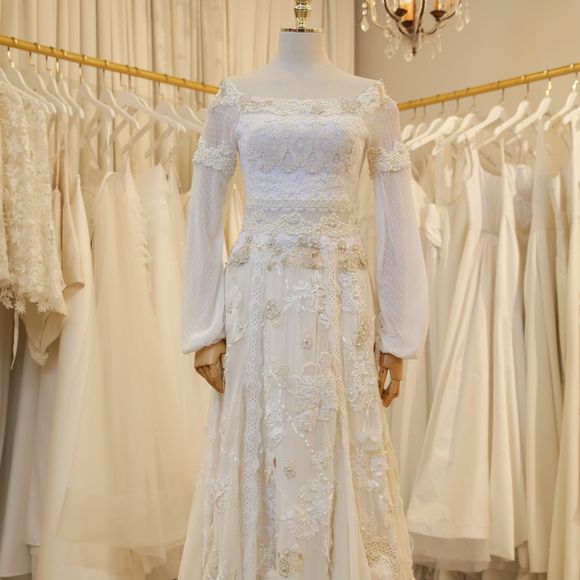 Segundo vestido de noiva de Ana Maria Braga é inspirado no local da cerimônia, que traz uma capela com imagens de santos, presentes de fãs, e vitrais inspirados na Sagrada Família