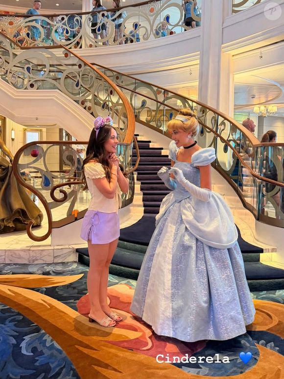 Larissa Manoela com a Cinderela: body splashes inspirados nas princesas da Disney levantam comparações com perfumes importados famosos