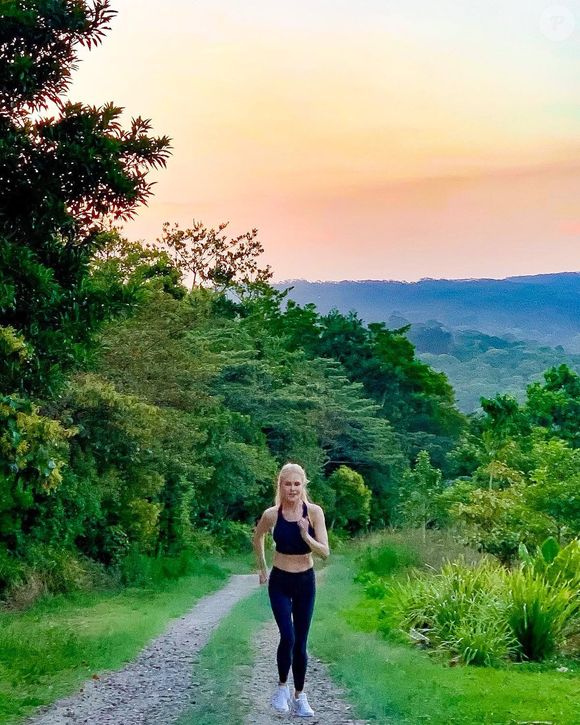 "Tento não ser muito rígida e vario bastante para garantir que continue sendo divertido. Corro, ando de bicicleta, faço ioga — o que eu puder fazer, onde quer que eu esteja no mundo", revelou Nicole Kidman