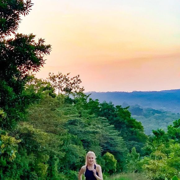 "Tento não ser muito rígida e vario bastante para garantir que continue sendo divertido. Corro, ando de bicicleta, faço ioga — o que eu puder fazer, onde quer que eu esteja no mundo", revelou Nicole Kidman