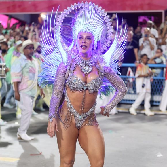 Giovanna Lancellotti foi acusada de mandar indireta para Paolla Oliveira depois que a ex-rainha de bateria da Grande Rio escreveu 'ouviu agora?', ao comentar nota baixa dada à bateria