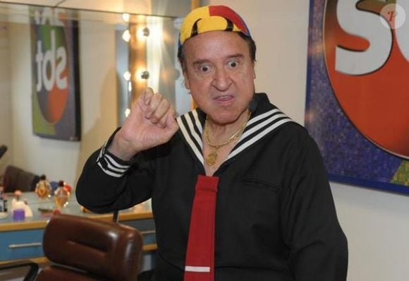 O ator Carlos Villagrán, o Quico em "Chaves", ainda segue na ativa com apresentações solo