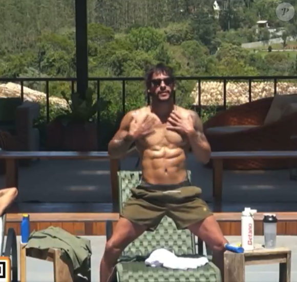 Momento de chamego: ator é flagrados em clima de intimidade com a jornalista nas águas da piscina de 'A Fazenda 17'