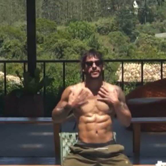 Momento de chamego: ator é flagrados em clima de intimidade com a jornalista nas águas da piscina de 'A Fazenda 17'