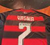 Virgínia Fonseca ganhou uma camiseta do Flamengo personalizada com seu nome e o número 7 característico de Vini Jr.