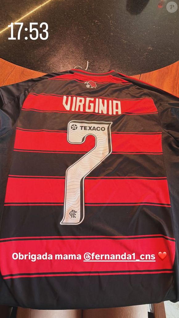 Virgínia Fonseca ganhou uma camiseta do Flamengo personalizada com seu nome e o número 7 característico de Vini Jr.