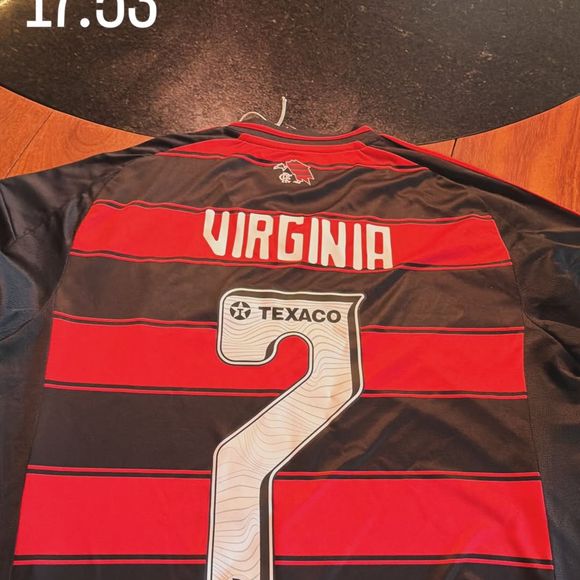 Virgínia Fonseca ganhou uma camiseta do Flamengo personalizada com seu nome e o número 7 característico de Vini Jr.