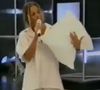 Há 20 anos, Adriane Galisteu surpreendeu o Brasil ao apresentar o “Charme”, no SBT, de pijama. O gesto foi um protesto contra mudanças no programa 0 e a reação de Silvio Santos foi inesperada. Relembre essa história icônica da TV!