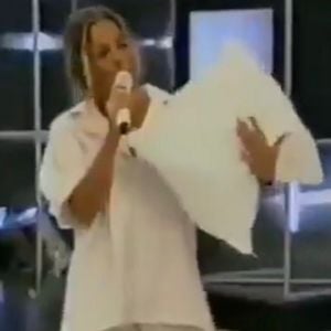 Há 20 anos, Adriane Galisteu surpreendeu o Brasil ao apresentar o “Charme”, no SBT, de pijama. O gesto foi um protesto contra mudanças no programa 0 e a reação de Silvio Santos foi inesperada. Relembre essa história icônica da TV!