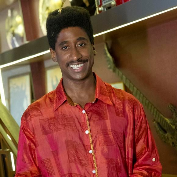 Bará (Evaldo Macarrão), desconfiado de que algo poderia acontecer, rapidamente liga os pontos. O personagem consegue localizar a bagagem antes que seja tarde demais e devolve os figurinos às artistas a tempo de elas se prepararem para entrar em cena.