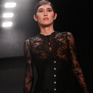 Desfile de Lethicia Bronstein aposta em peças de renda preta e destaca elegância com toque de sensualidade.