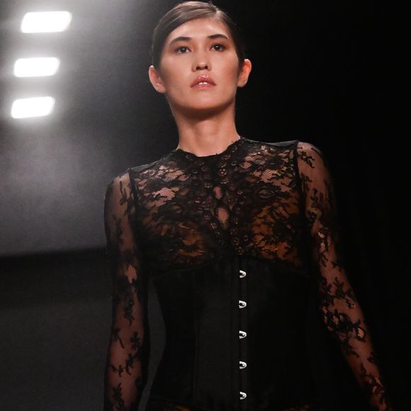Desfile de Lethicia Bronstein aposta em peças de renda preta e destaca elegância com toque de sensualidade.