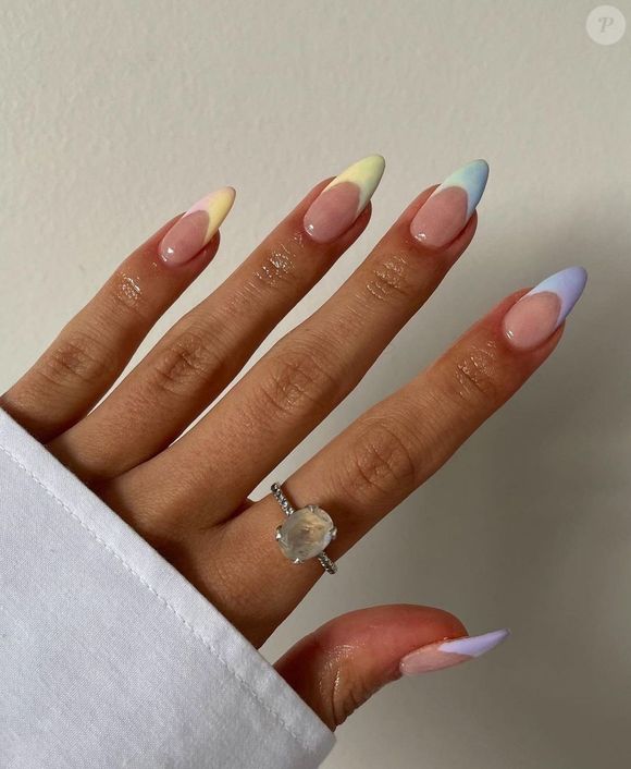 Além disso, é uma excelente opção para as férias: o esmalte em tom próximo ao da pele disfarça o crescimento da unha, o que reduz a necessidade de retoques frequentes em comparação com cores mais intensas