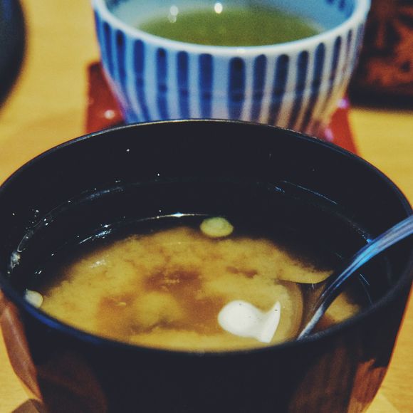 Rico em benefícios para a dieta, o caldo de ossos é rico em colágeno, o que garante maior beleza, viço e elasticidade para a pele