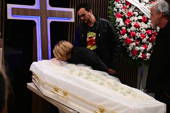 Morte de Ione Borges: corpo da apresentadora foi velado por Claudete Troiano