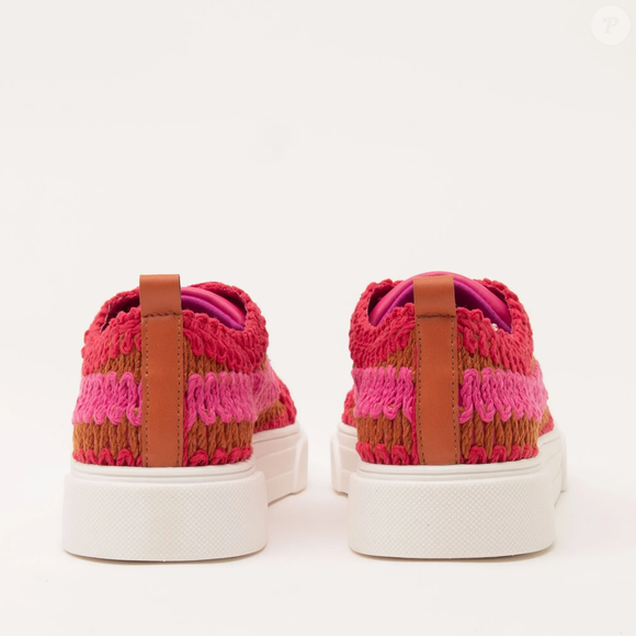Com rosa choque, magenta e marrom terroso no cabedal, o Tênis Multicolor Ivy, da Sonho dos Pés, conversa com a estética 'tomato grape' ao apostar no contraste entre tons avermelhados e roxos. O resultado é um sneaker artesanal que atualiza produções básicas