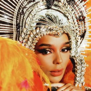 Fantasia de Brunna Gonçalves ganhou um toque ainda mais luxuoso com uma peça de cabeça grande