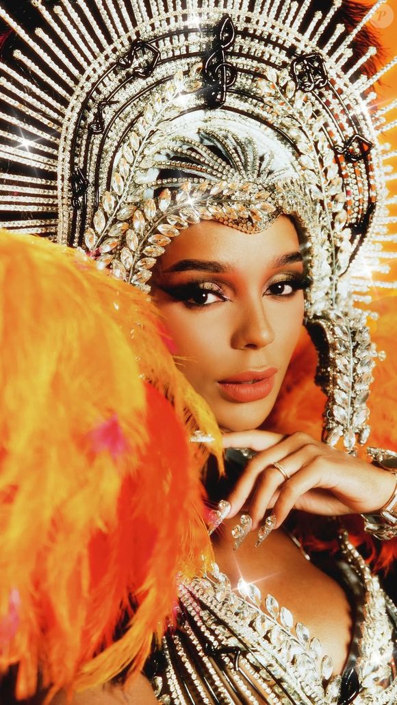 Fantasia de Brunna Gonçalves ganhou um toque ainda mais luxuoso com uma peça de cabeça grande