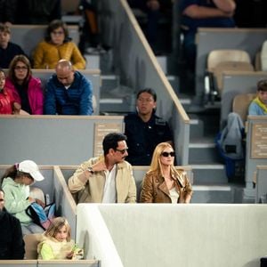 Nesta quarta-feira (04), Marina Ruy Barbosa foi fotografada exibindo seus novos cabelos loiros na companhia de ninguém mais, ninguém menos, do que Rodrigo Santoro.