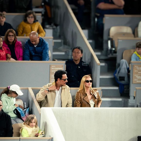 Nesta quarta-feira (04), Marina Ruy Barbosa foi fotografada exibindo seus novos cabelos loiros na companhia de ninguém mais, ninguém menos, do que Rodrigo Santoro.