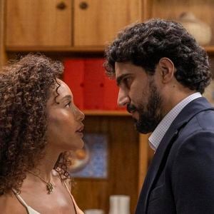 Na novela 'Vale Tudo', Heleninha flagra Raquel e Ivan em clima de romance em Paraty
