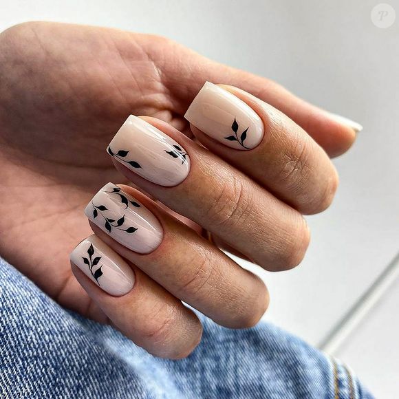 Nail art com preto dá charme extra às unhas minimalistas