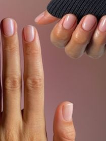 Unhas minimalistas e elegantes: 11 fotos da tendência 'soap nails' que rejuvenesce as mãos e vai dominar o Outono