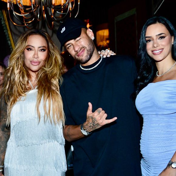 Neymar e Bruna Biancardi posaram com Rafaella Santos em aniversário da irmã do craque