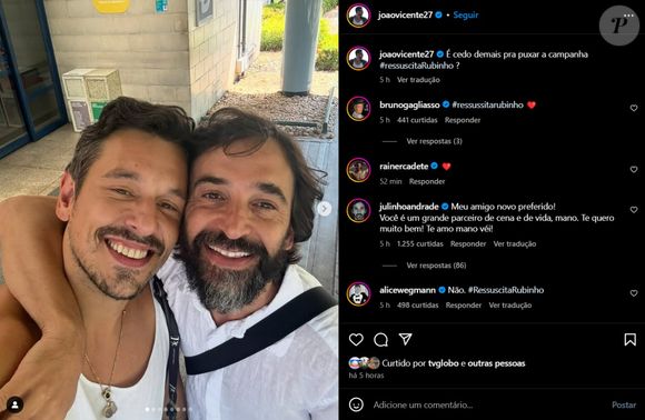 João Vicente de Castro, o Renato Filipelli de “Vale Tudo”, publicou um dump de bastidores ao lado de Julio Andrade e brincou com o destino trágico de Rubinho: “É cedo demais pra puxar a campanha #ressuscitaRubinho?” A piada viralizou e ganhou força com o apoio de colegas como Bruno Gagliasso, Rainer Cadete e Alice Wegmann.