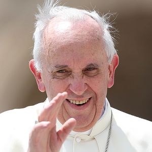 2013: Papa Francisco acena para os fiéis ao chegar no Papamóvel na Praça de São Pedro para sua audiência semanal