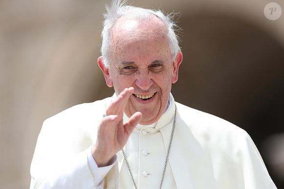 2013: Papa Francisco acena para os fiéis ao chegar no Papamóvel na Praça de São Pedro para sua audiência semanal