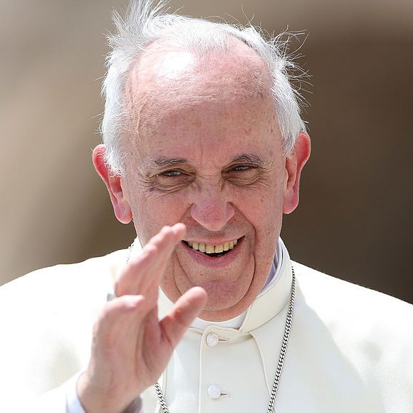 2013: Papa Francisco acena para os fiéis ao chegar no Papamóvel na Praça de São Pedro para sua audiência semanal