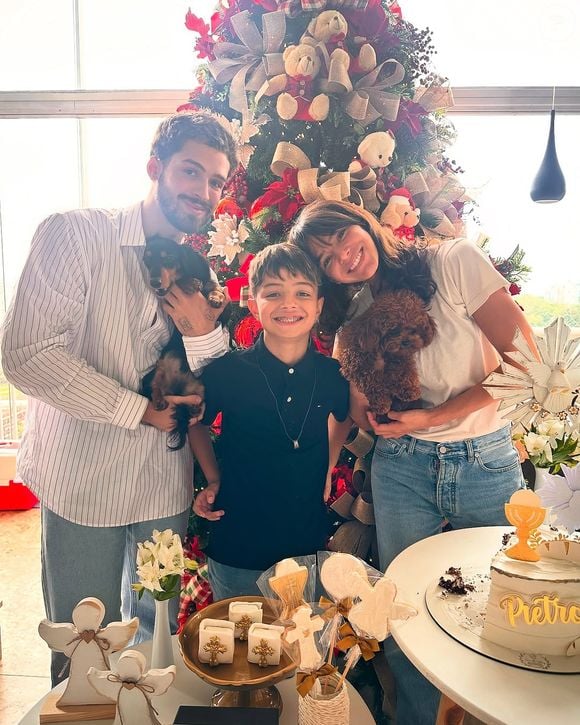 Bruna Marquezine e João Guilherme posaram juntos ao lado de Pietro, e seus cachorrinhos.