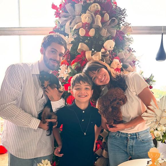 Bruna Marquezine e João Guilherme posaram juntos ao lado de Pietro, e seus cachorrinhos.