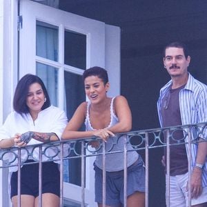 Hospedada no Copacabana Palace, Bella Campos foi fotografada interagindo com paparazzi e fãs que fazem plantão para ver Shakira