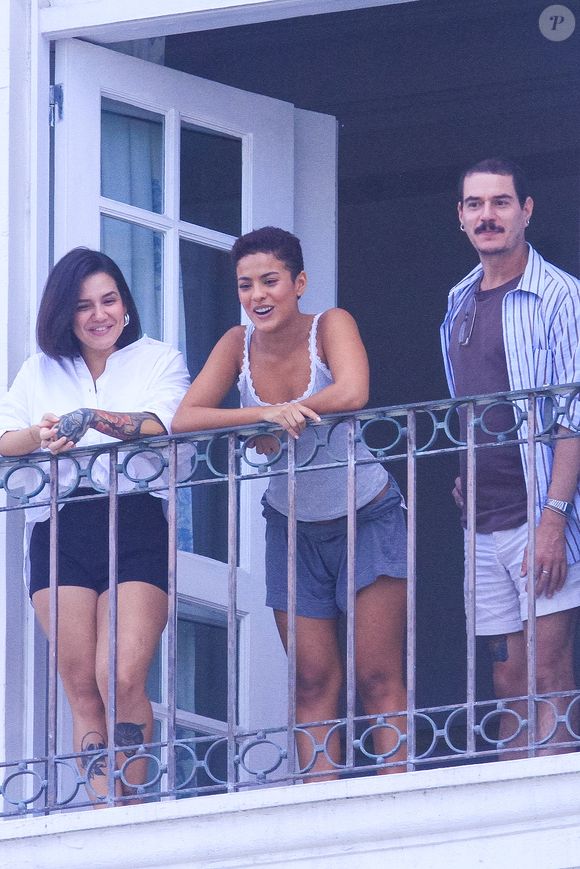 Hospedada no Copacabana Palace, Bella Campos foi fotografada interagindo com paparazzi e fãs que fazem plantão para ver Shakira