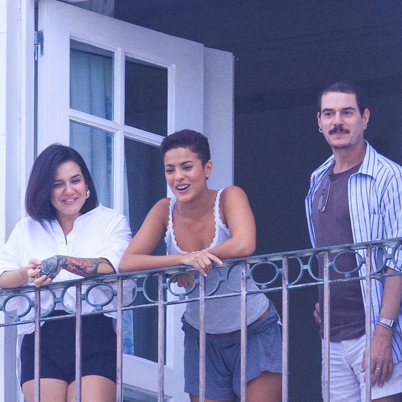 Hospedada no Copacabana Palace, Bella Campos foi fotografada interagindo com paparazzi e fãs que fazem plantão para ver Shakira