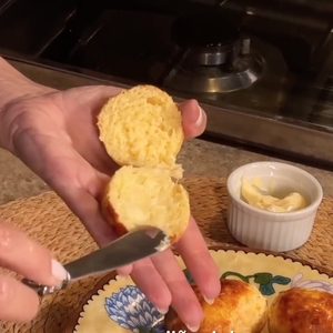 Depois de assados, os pães ficam fofinhos e combinam muito com requeijão ou margarina (mas cuidado com a quantidade!)