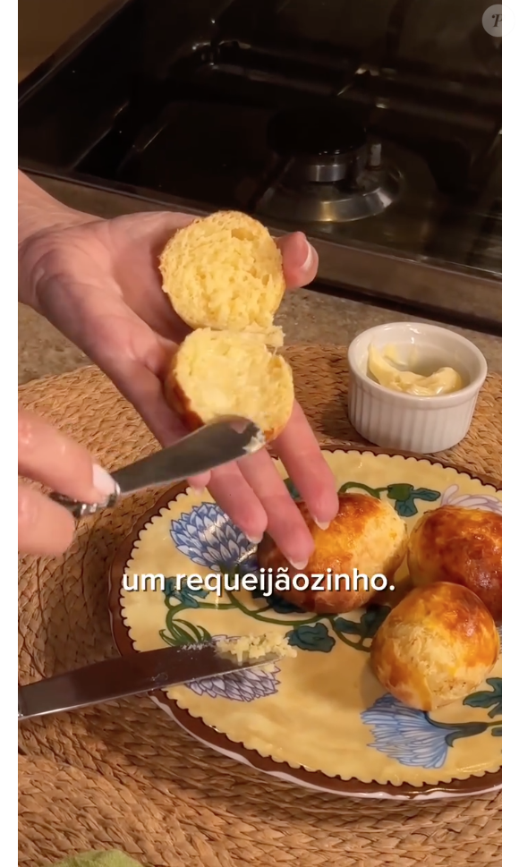 Depois de assados, os pães ficam fofinhos e combinam muito com requeijão ou margarina (mas cuidado com a quantidade!)