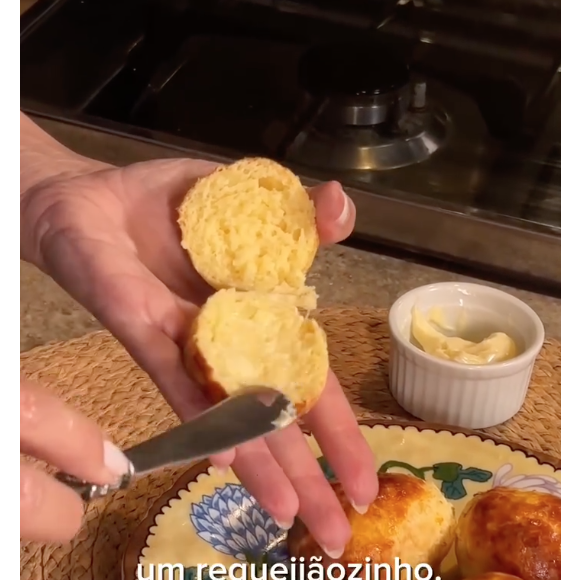 Depois de assados, os pães ficam fofinhos e combinam muito com requeijão ou margarina (mas cuidado com a quantidade!)