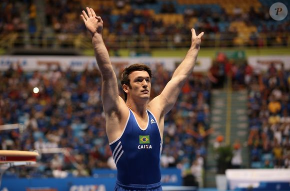 Diego Hypólito realizou um implante capilar e, desde então, nunca mais raspou a cabeça